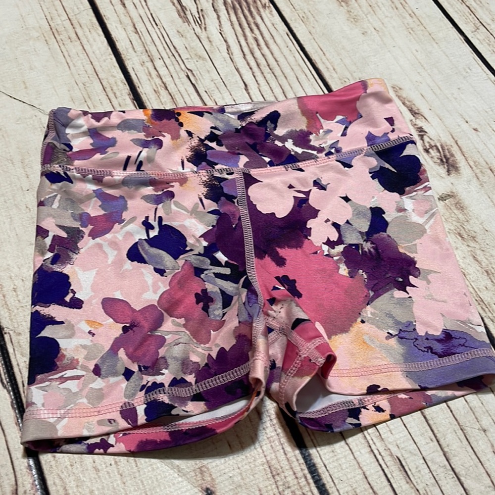 Like new 90degree reflex girls shorts. Size small